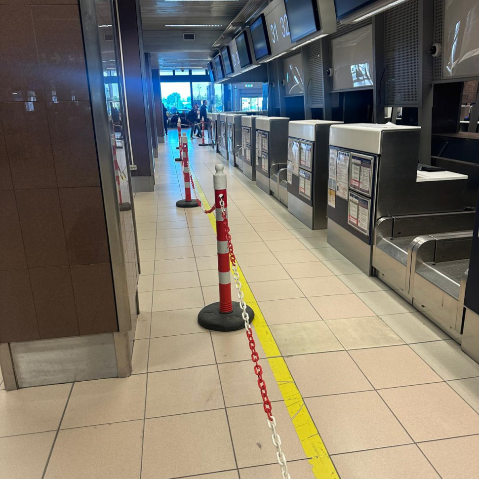 Set 5 stalpi mobili cu greutate si lant din plastic pentru delimitare zona aeroport