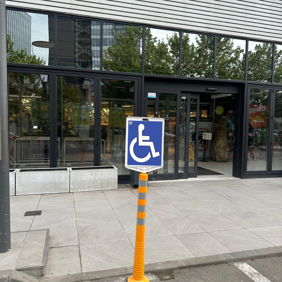 Stâlp fix din cauciuc de culoare galbenă cu panou pentru parcare rezervată persoanelor cu dezabilități
